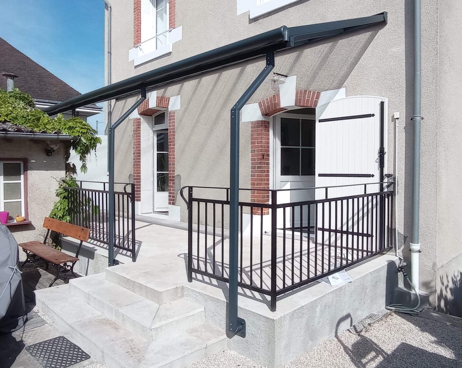 Adaptation d'une pergola pour préserver la terrasse en travertin à Blois