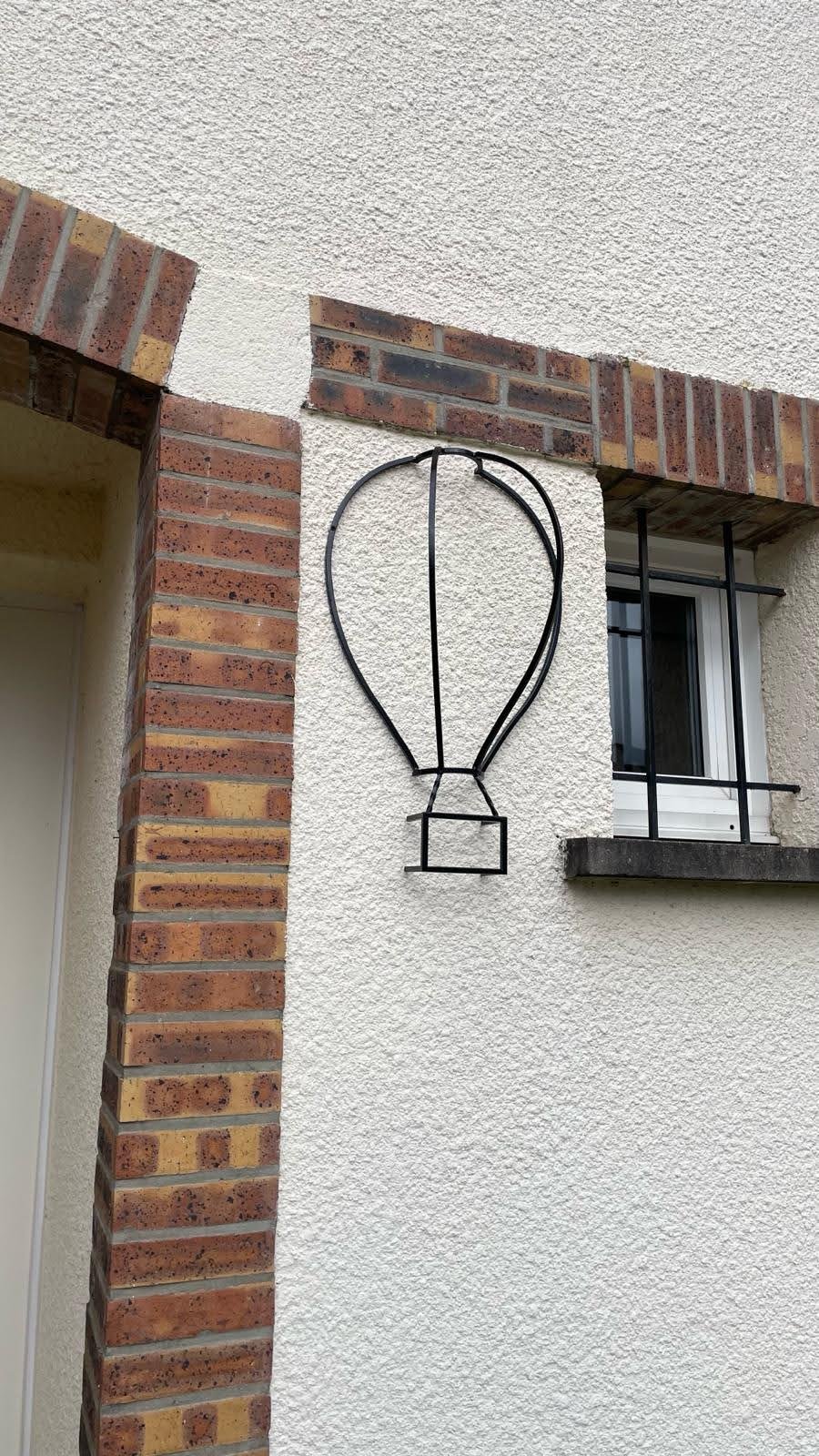 Réalisation d'une montgolfière pour une décoration extérieure à Saint-Sulpice-de-Pommeray