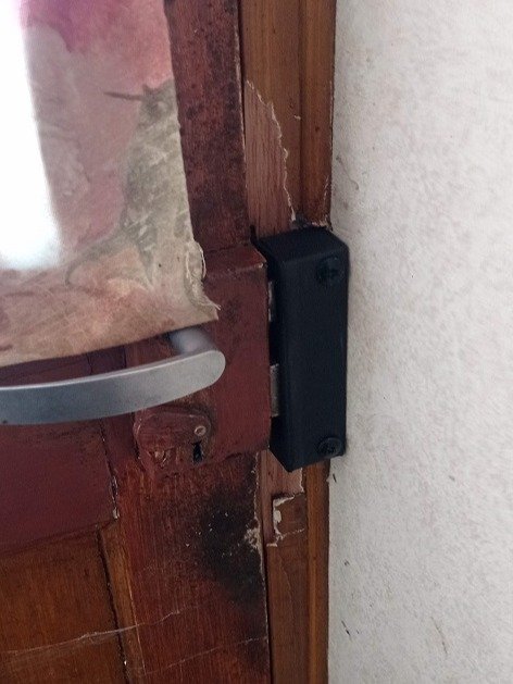 Mise en sécurité d'une porte après effraction à La Ferté Saint Cyr